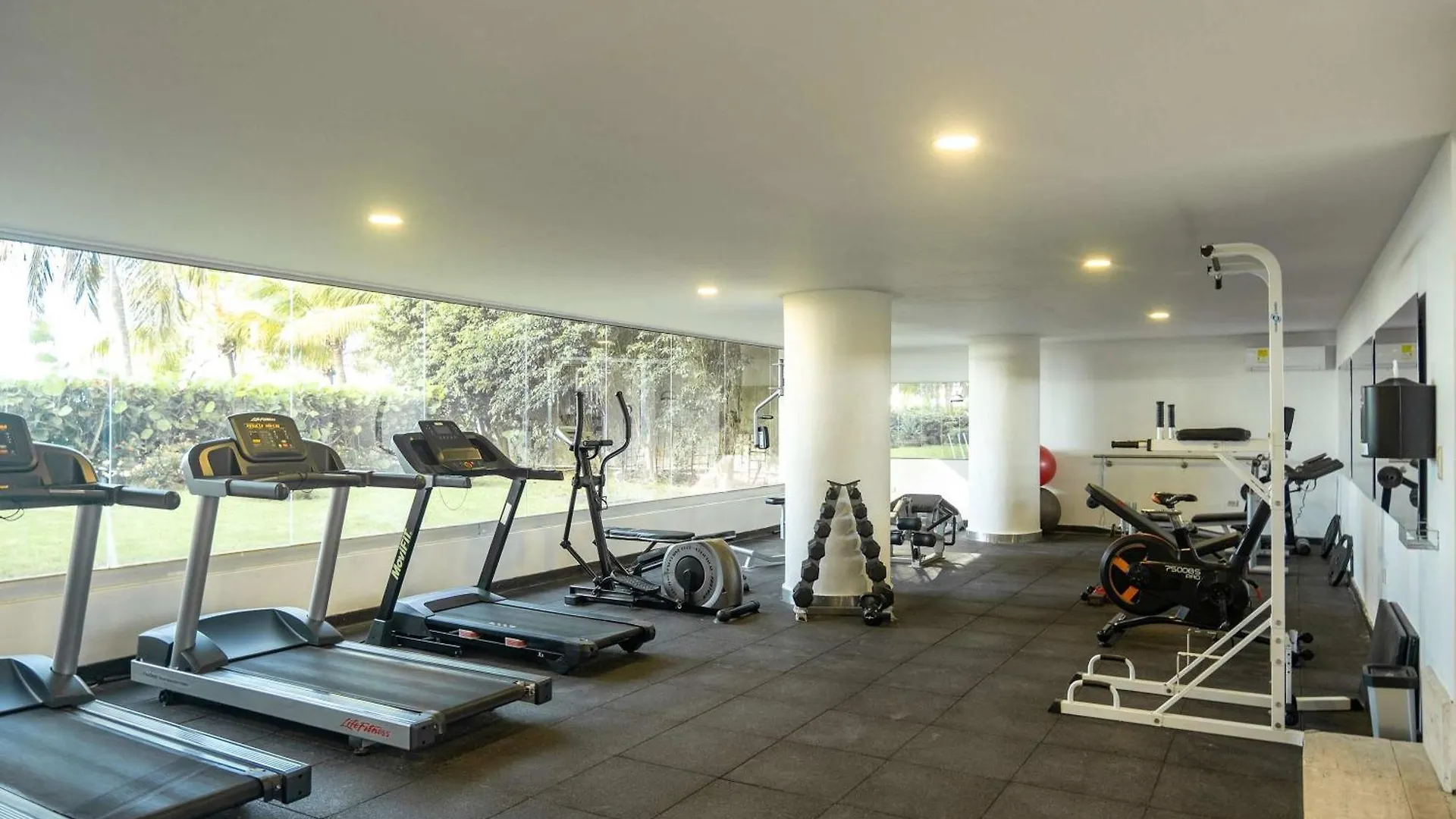 Impeccable 2Br With Charming Balcony In Sunset Beach Apartment